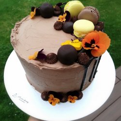 Čokoládový dort s jedlými květy